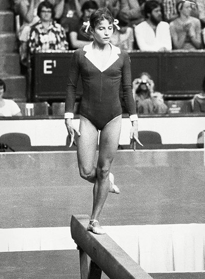 Olga Korbut của Nga, Munich, 1972. Bộ quần áo thể dục dụng cụ bó sát gần như mang tính công sở với tay và cổ áo theo kiểu sơ mi, kết hợp với kiểu tóc buộc những năm 70 đã tạo nên dấu ấn riêng cho cô gái 17 tuổi Olga Korbut.