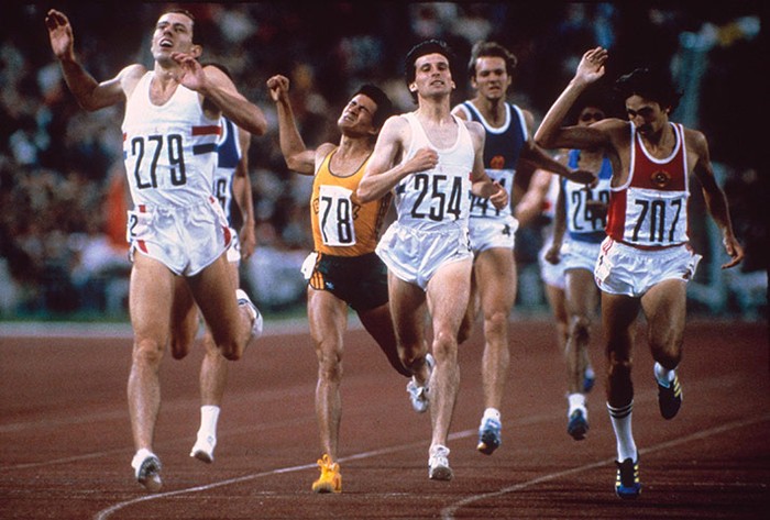 Steve Ovett của Anh chiến thắng Seb Coe, Moscow, 1980. Những chiếc quần đùi ngắn nhất, những chiếc áo ba lỗ lỏng lẻo nhất, những chữ số thời thượng nhất (vào 1980) được in đằng trước là các điểm đáng chú ý. Ai mà biết những vận động viên chạy 800m vào 1980 lại có thể phù hợp với dân hipster tập trung đầy ở London vào ngày nay?