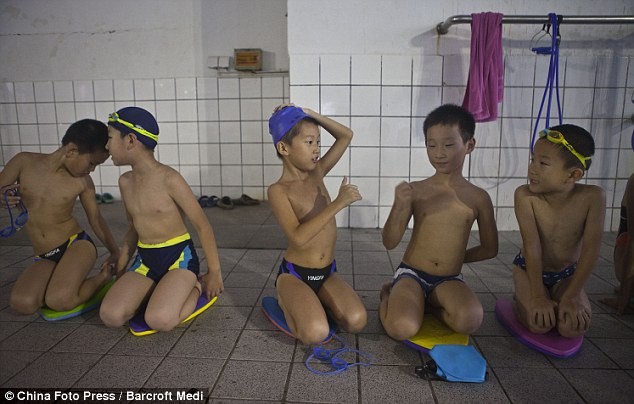Các em nhỏ tập môn bơi lội.