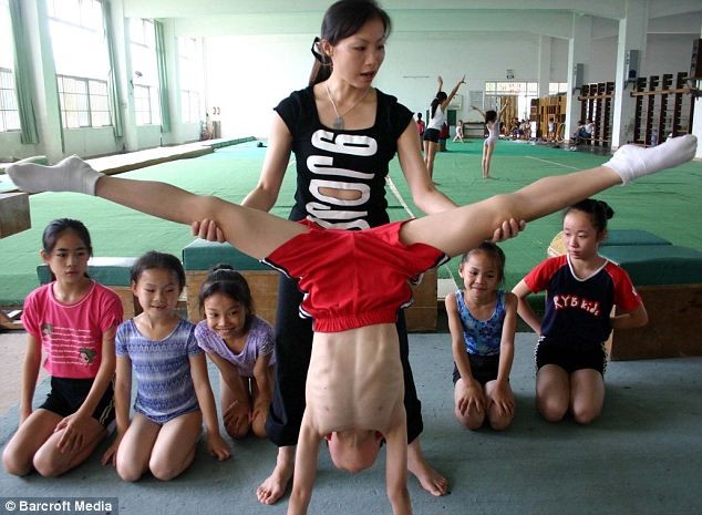Các em nhỏ Trung Quốc tập luyện thể thao.