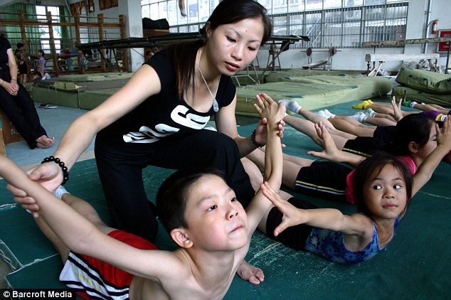Các em nhỏ Trung Quốc tập luyện thể thao.