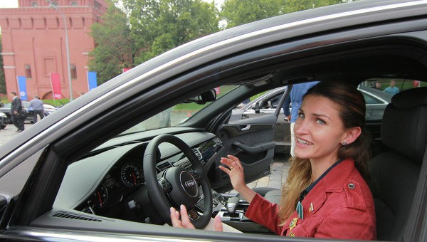 Natalia Antyukh, nhà vô địch chạy vượt rào 400 mét hạnh phúc khi nhận xe Audi.