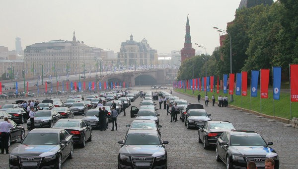 Hàng trăm chiếc xe sang Audi xếp hàng chờ đón chủ nhân mới.