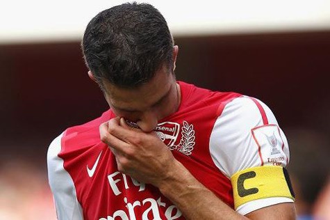 Van Persie hôn áo Arsenal rồi dứt áo ra đi.