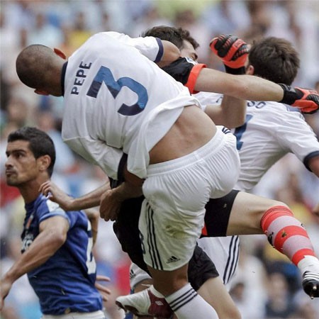Pepe đã phải nhập viện sau pha va chạm kinh hoàng với Casillas