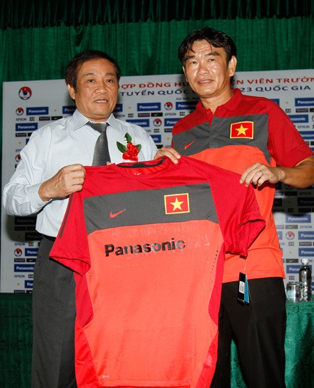 HLV Phan Thanh Hùng đã chính thức trở thành “thuyền trưởng” của ĐTVN.