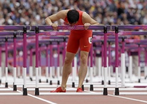 Lưu Tường hôn rào ở Olympic 2012 - một hành động được cho là nằm trong kịch bản có sẵn của dài truyền hình Trung Quốc.