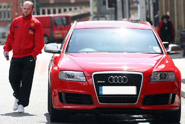 Wayne Rooney rất mê chơi xe. Có lúc anh xuất hiện trên phố với một chiếc Audi.