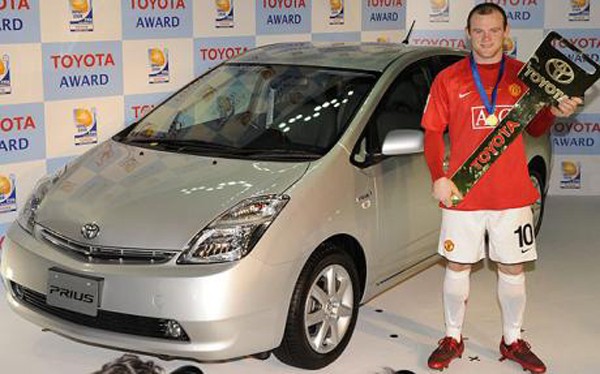 Rooney bên chiếc Toyota Prius, phần thưởng anh nhận được từ hãng xe Nhật Bản.
