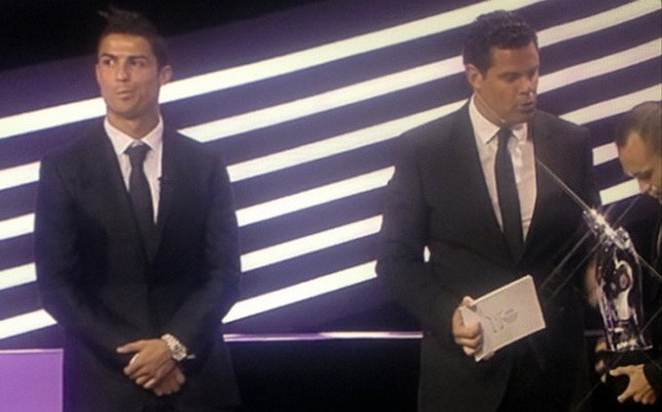 Ronaldo tỏ thái độ không thích khi danh hiệu thuộc về Iniesta.