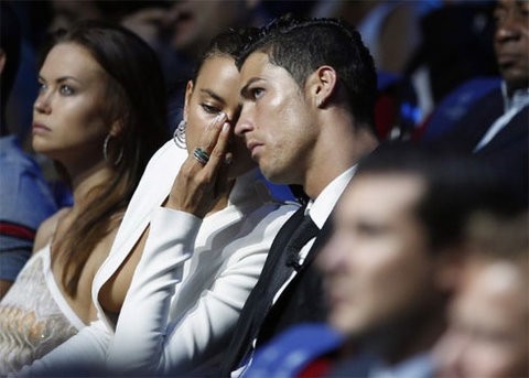 Ronaldo có cử chỉ âu yếm Irina Shayk thái quá giữa chốn đông người.