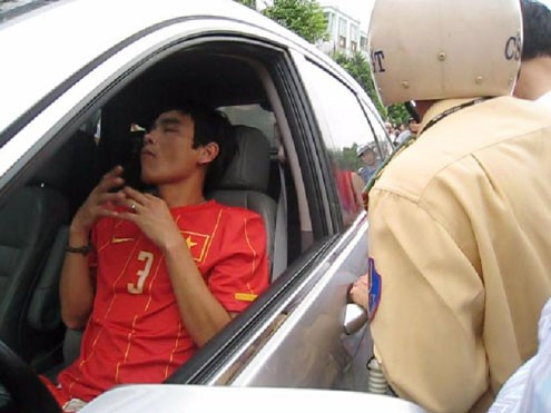 Khi bị cảnh sát yêu cầu xuống xe, Huy Hoàng mắt nhắm nghiền, chân tay múa may, lắc lư.