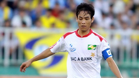 Huy Hoàng trong trận SLNA gặp Sài Gòn Xuân Thành trên sân Thống Nhất ngày 19-4 ở V-League mùa 2012. Đây là một trong những trận hiếm hoi anh ra sân - Ảnh: N.Khôi