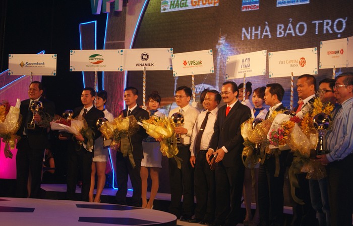 Các nhà tài trợ bóng đá Việt Nam 2012.