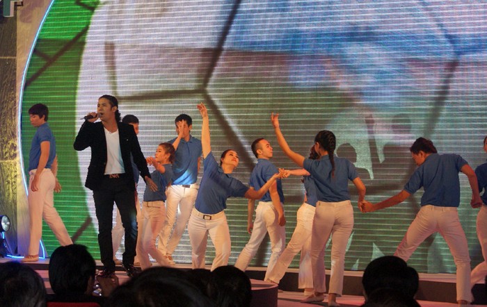Ca sĩ Kasim Hoàng Vũ biểu diễn tại đêm gala trao giải bóng đá Việt Nam 2012.
