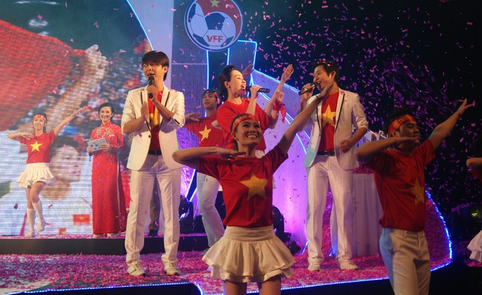 Các nghệ sĩ biểu diễn bài hát bóng đá Việt Nam.