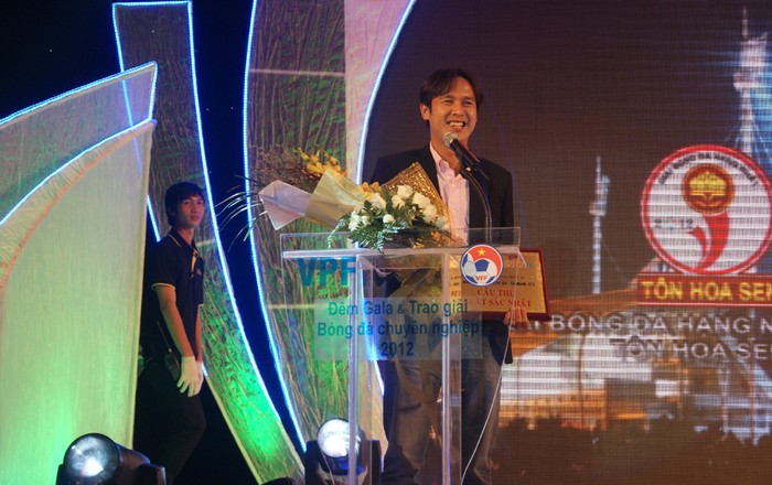 Tiền vệ Nguyễn Minh Phương (SHB. Đà Nẵng) nhận giải cầu thủ xuất sắc nhất V-League 2012.