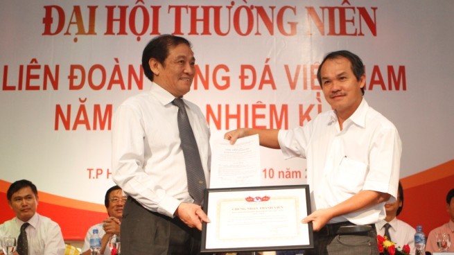Chủ tịch VFF Nguyễn Trọng Hỷ trao giấy chứng nhận thành viên cho bầu Đức, Phó chủ tịch VPF.