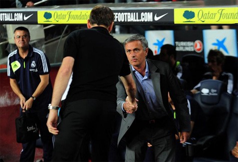 Cái bắt tay của Mourinho và Tito.