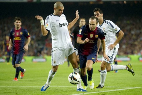 Với góc chụp này thì dường như Pepe đã dùng chân để cản Iniesta băng xuống.