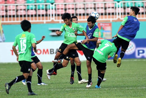U.21 Thái Lan tập trên sân vận động Pleiku.