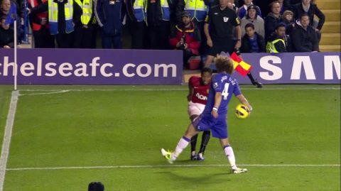 Bóng chạm tay David Luiz rất lộ liễu.