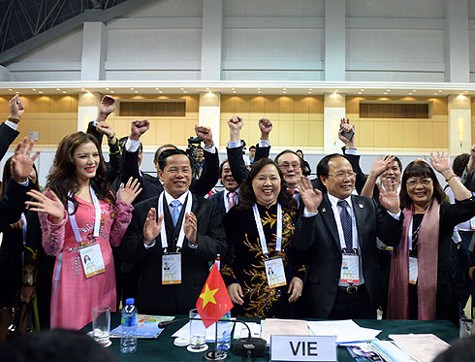 Đoàn Việt Nam reo vui khi nghe công bố Hà Nội được chọn là địa điểm tổ chức Đại hội Thể thao châu Á lần thứ 18 năm 2019. Ảnh VnExpress