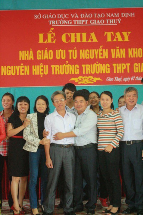 Thầy Nguyễn Văn Khoát bên tập thể Giáo viên trong lễ chia tay.