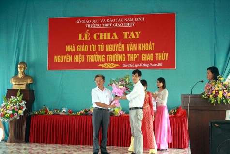 Những đóa hoa tươi thắm tặng thầy Nguyễn Văn Khoát.