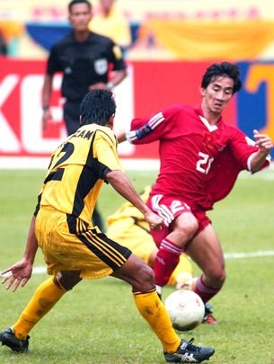 Trường Giang ghi bàn trong trận tranh HCĐ tại Tiger Cup 2002.