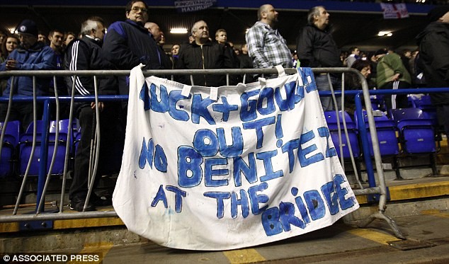 CĐV Chelsea giăng biểu ngữ phản đối Benitez.