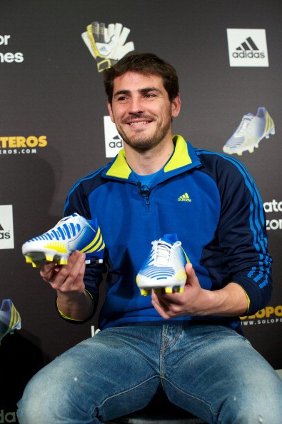 Casillas giới thiệu sản phầm giày mới của Adidas.