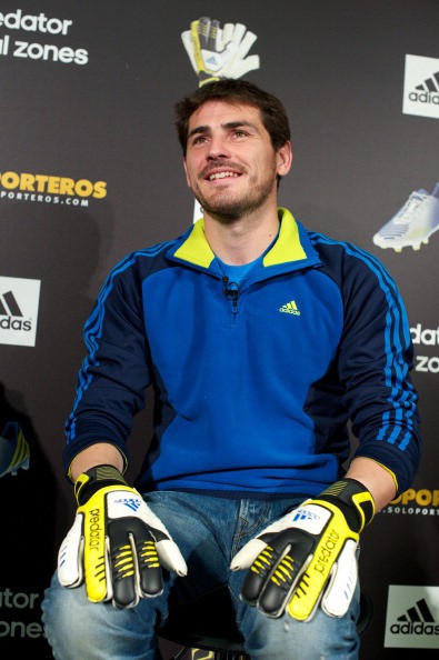 Còn đây là đôi găng tay mới của thủ môn đội trưởng Real Madrid và đội tuyển Tây Ban Nha.