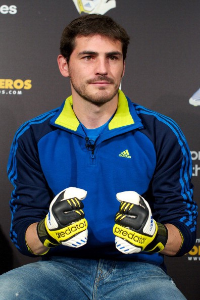 Casillas rất thoải mái với đôi giày mới cùng găng tay mới.