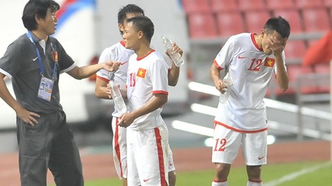 HLV Phan Thanh Hùng (bìa trái) và các tuyển thủ VN trong trận thua Philippines.