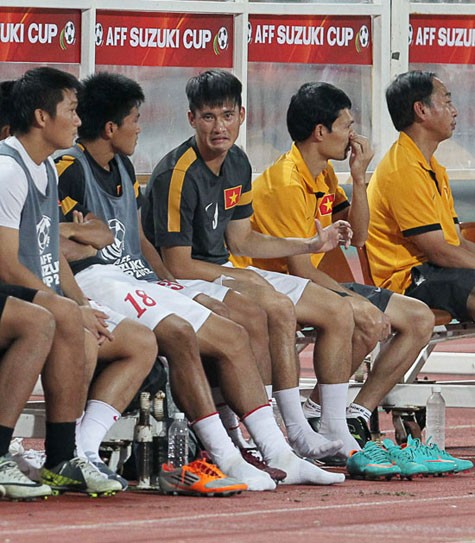 Công Vinh ngồi dự bị trong trận Việt Nam gặp Thái Lan ở AFF Cup 2012.