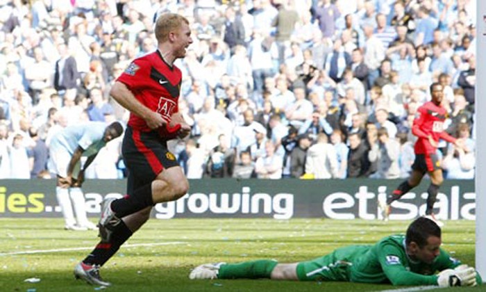Tháng 4/2010, M.U lại thắng Man City sát nút 1-0, lần này tại Eastlands với bàn thắng của lão tướng Scholes ở phút 90+3.