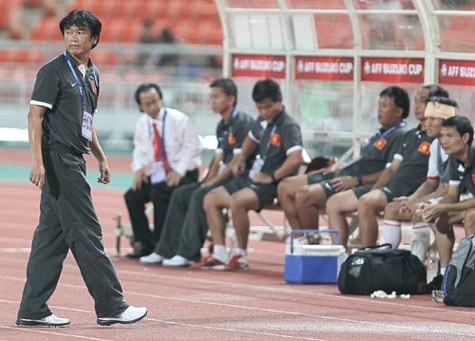 Thất bại của HLV Phan Thanh Hùng cùng ĐT Việt Nam tại AFF Cup 2012 khiến các HLV nội khác dè dặt, không muốn tiếp quản ghế nóng.
