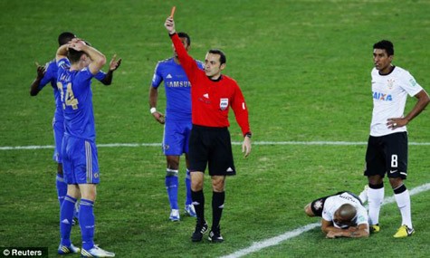 Rời Nhật Bản tay trắng, Chelsea còn thiệt quân khi trung vệ Gary Cahill nhận thẻ đỏ và bị treo giò một trận tại tứ kết Cúp liên đoàn.
