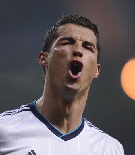 Không để ai phải thương hại, Ronaldo ghi hat-trick ngay sau ngày nhận Quả Bóng Bạc để mọi người thấy anh vẫn bình an.