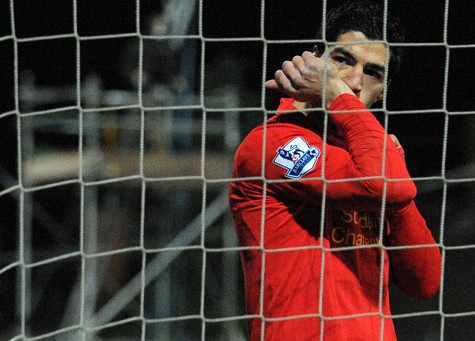 Động tác hôn tay phản cảm của Suarez sau khi ghi bàn vào lưới Mansfield.