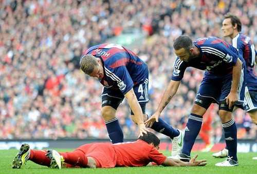 Cú té ngã rất "kịch" của Suarez ở trận gặp Stoke City.