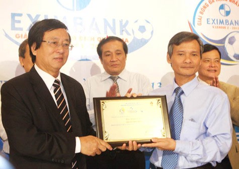 Nếu không có khoản tiền tài trợ gần 50 tỷ của Eximbank (bên phải là TGĐ Eximbank Trương Văn Phước) thì VPF do ông Phạm Ngọc Viễn làm TGĐ (trái) sẽ xoay sở như thế nào ở mùa bóng 2013.