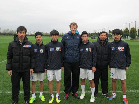 Các cầu thủ trẻ Công Phượng, Đông Triều, Tuấn Anh và Xuân Trường bên HLV Jens Lehmann trong thời gian thử việc ở đội U18 Arsenal.