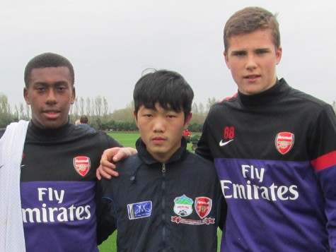 Cầu thủ trẻ Lương Xuân Trường (giữa) có khuôn mặt khá giống Park Ji-sung.
