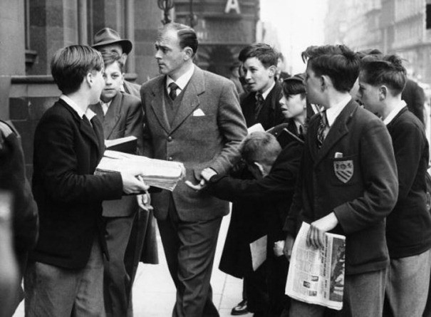 Di Stefano dạo phố Manchester, hàng chục thiếu niên vây quanh xin chữ ký.