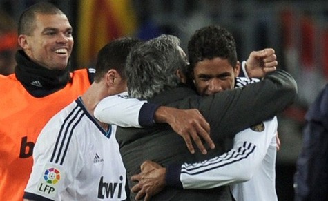 Varane chia vui cùng Mourinho.