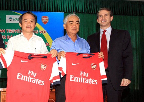 Sẽ rất khó để đưa Arsenal sang Việt Nam vào hè năm nay nếu không có vai trò của bầu Đức (trái) và ông Dũng (giữa).