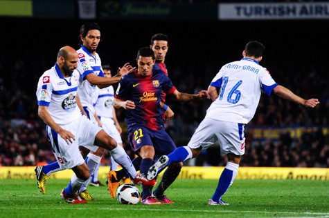 Hậu vệ Deportivo cố gắng ngăn cản các nghệ sĩ Barcelona.