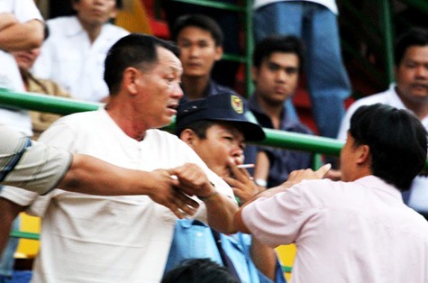 Ông Mai Ngọc Khoa cho rằng mình chỉ "dọa đánh" khán giả chứ không ra tay, nhưng hình ảnh phóng viên chụp được lại hoàn toàn khác.
